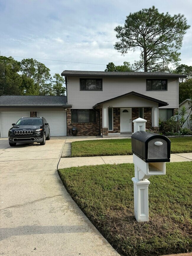Foto del edificio - 4123 Lazy Hollow Ln N