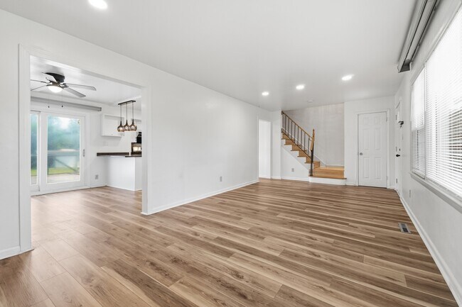 Building Photo - 600 Breeds Hill Rd