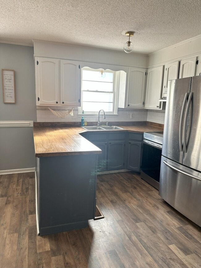 Building Photo - 400 Wesley Dr