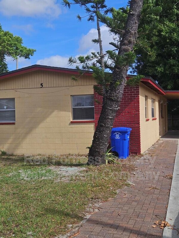 Primary Photo - 5 E Clermont Ct