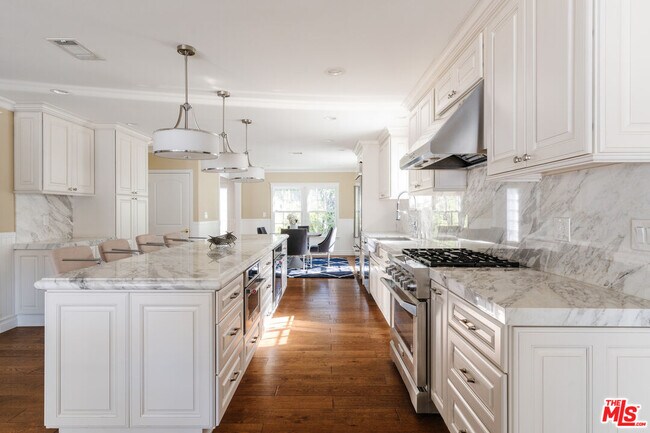 Building Photo - 721 N Doheny Dr