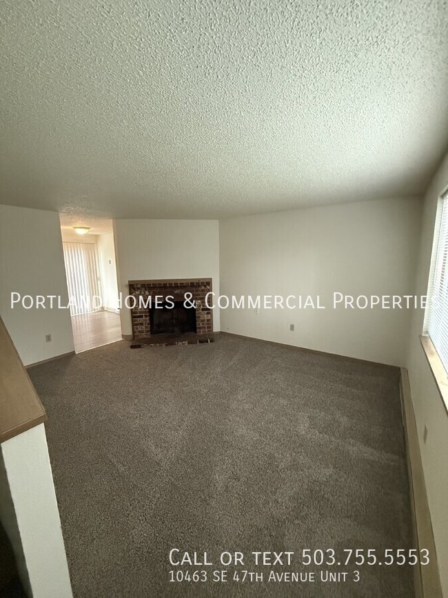 Building Photo - Milwaukie Triplex - 2 Bedroom