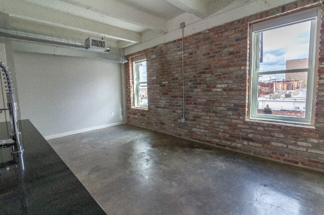 Foto del edificio - 310 E 1st St