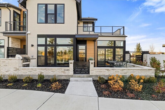 Foto del edificio - Waterfront End-Unit | 3 Bed | 3 Bath | 2,189 Sq. Ft. | Gated Community | Luxury Lake Living