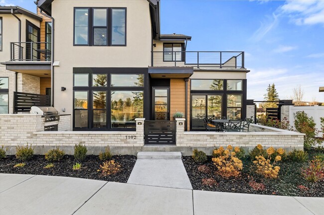 Building Photo - Waterfront End-Unit | 3 Bed | 3 Bath | 2,189 Sq. Ft. | Gated Community | Luxury Lake Living