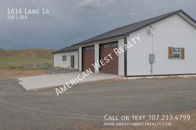 Building Photo - 3 bed 2 bath with garage