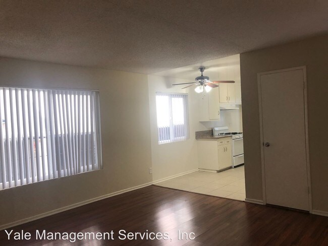 Building Photo - 13947 Oxnard St