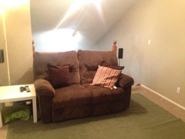 Building Photo - Spacious Top Floor 3 Bed Condo w view of s...