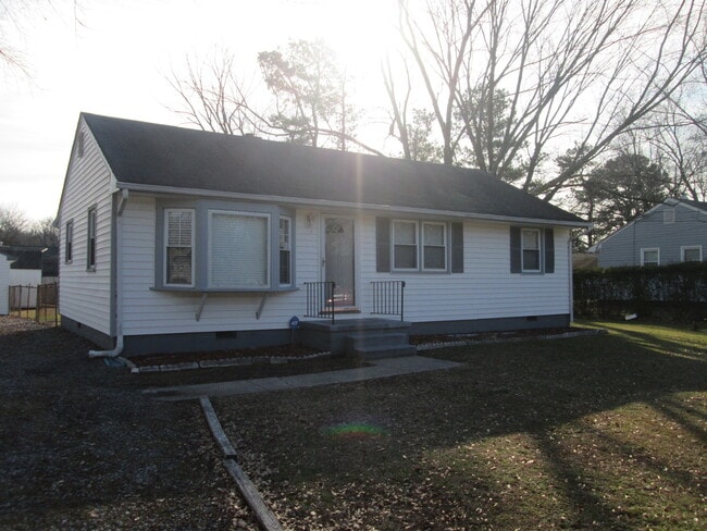 Building Photo - Three Bedroom Highland Springs Home. Available in September