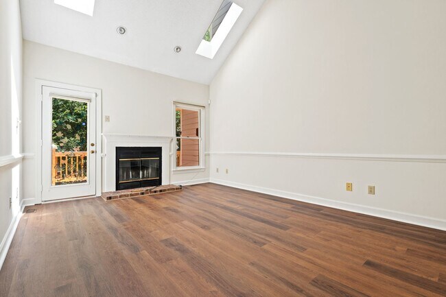 Building Photo - 4BR Brick Townhome in Woodcroft with Deck & Wooded Views