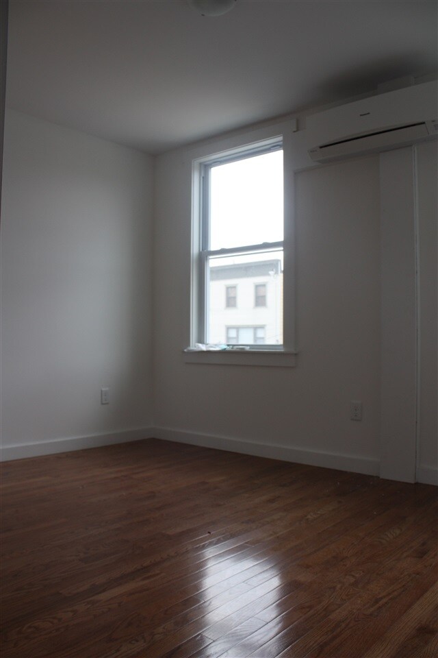 Building Photo - 324 4th St