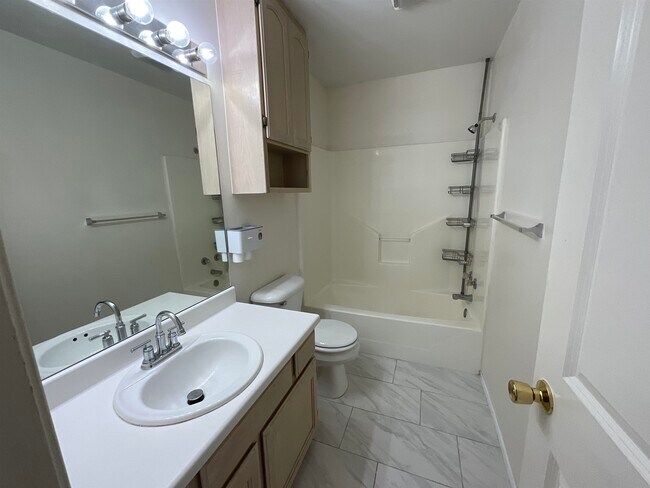 Foto del edificio - 915 Rutledge Dr