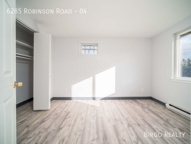 Foto del edificio - Renovated 1 Bed / 1 Bath APARTMENT in LOCK...