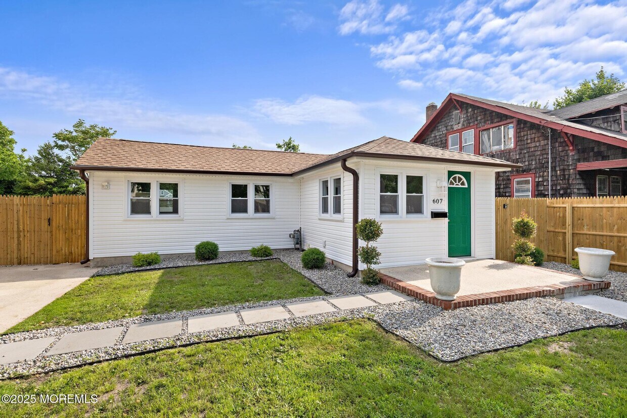 Primary Photo - 607 Warren Ave