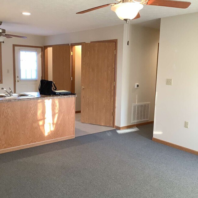Building Photo - 404 N Van Buren Ave