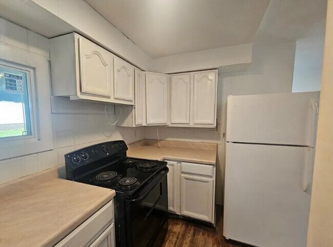 Foto del edificio - 807 Hazlett Ave