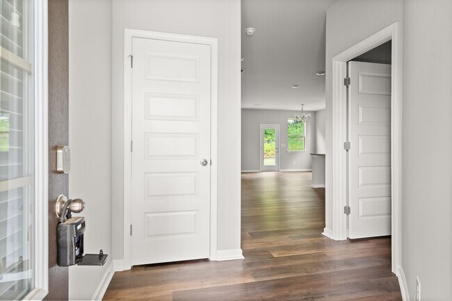 Building Photo - 4 bed / 2.5 bath in Gainesville! Retreat a...