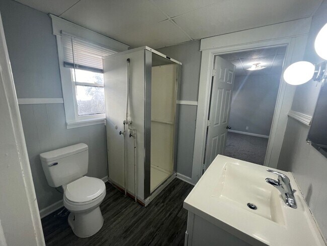 Foto del edificio - Updated 2 Bedroom House W/ Fenced Yard and...