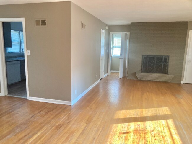 Building Photo - 806 E 75th Terrace