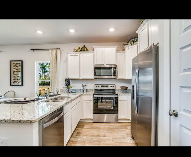 Kitchen - 1001 McLaren Cir