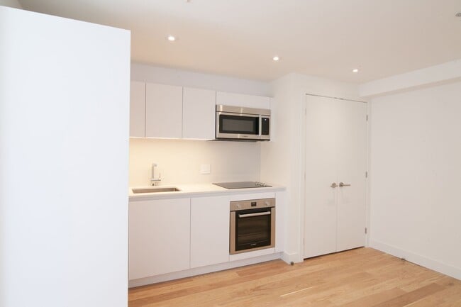 Building Photo - 25 Av des Pins O
