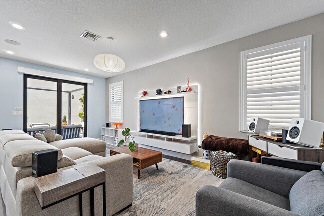 Foto del edificio - 6024 Pine Tree Way