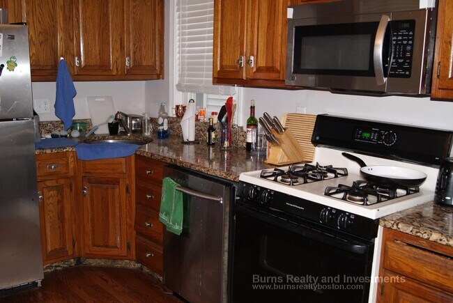 Building Photo - 666 E 5th St