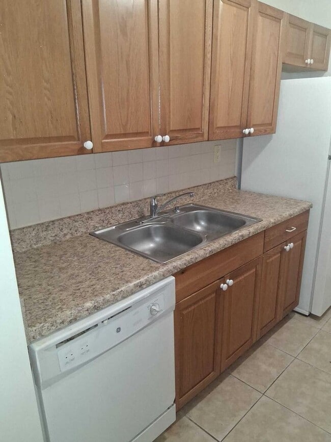 Building Photo - 2 bedroom, 1 bath condo GREAT DEAL
