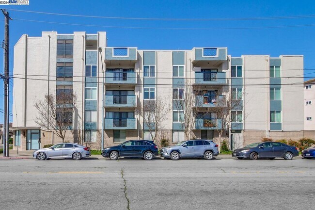 Building Photo - 398 Parrott St