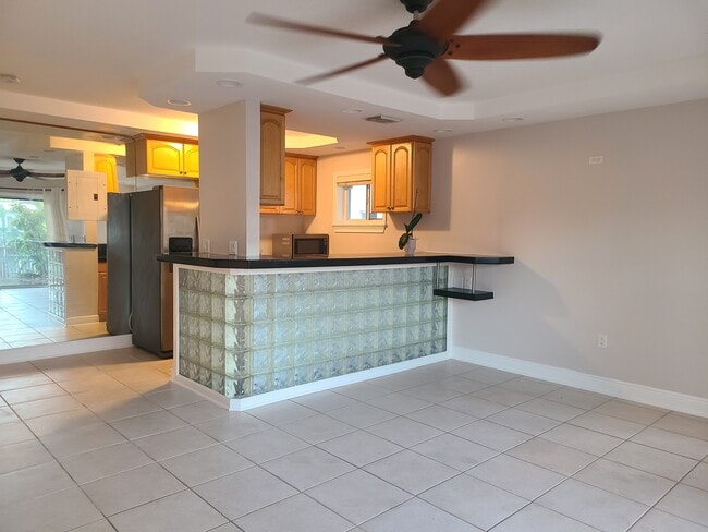 Kitchen - 2033 Calais Dr