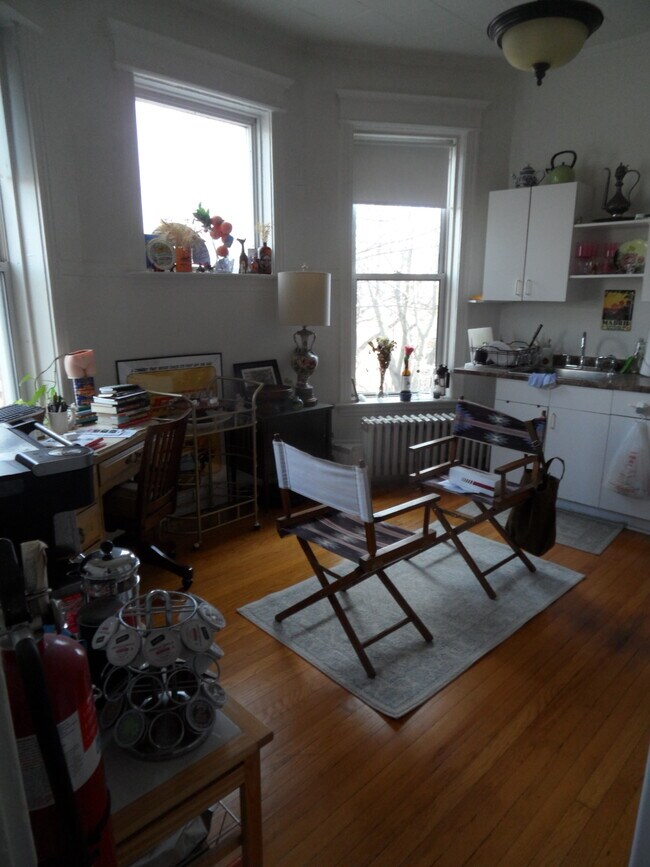 Building Photo - 4025 N Greenview Ave
