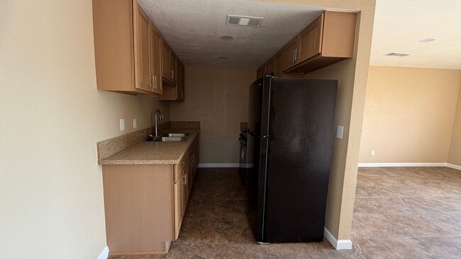 Building Photo - Three Bedroom Two Bathroom Apartment in San Bernardino!