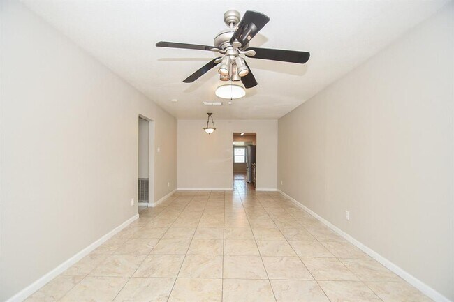 Foto del edificio - 15063 Woodforest Blvd