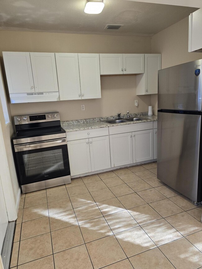 Building Photo - 346 W 15th St