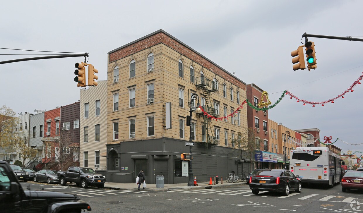Primary Photo - 566 Leonard St
