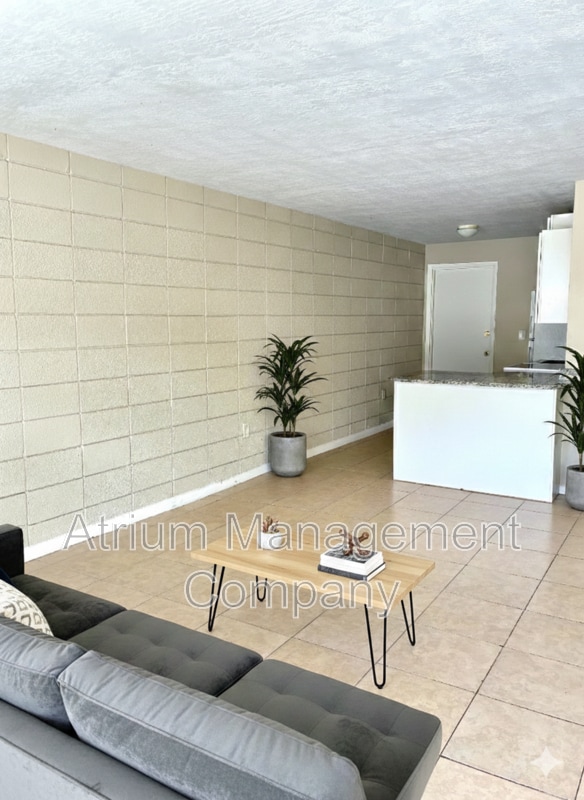 Building Photo - 5 Circle Ave