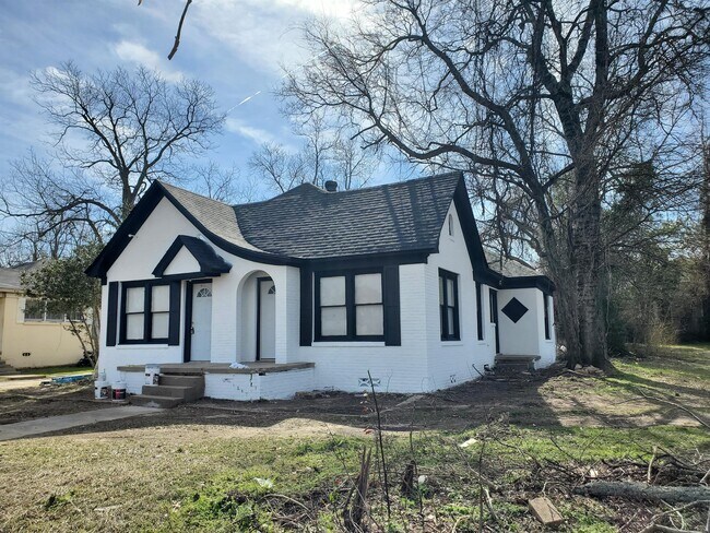 Building Photo - 1409 E Front St