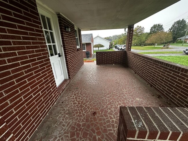 Building Photo - Updated Home with Parking in Radford