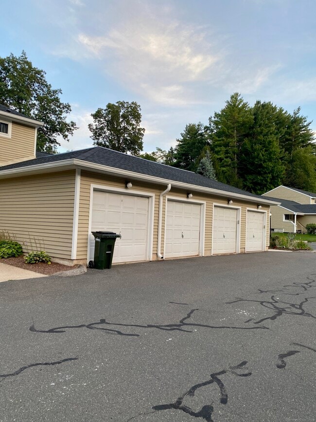 Building Photo - 10 Wiggins Farm Dr