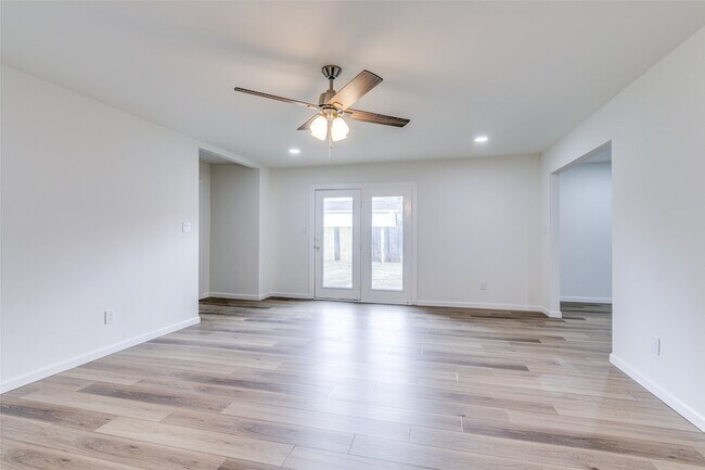 Building Photo - 2917 Dale Dr