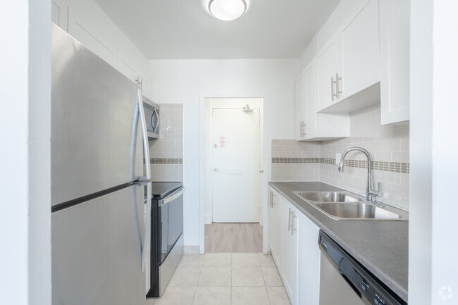 3BR, 1BA - 1,022SF - Kitchen - 739 Birchmount Road