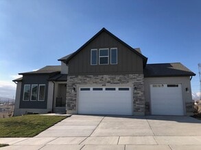 Building Photo - 493 N Woodland Rd
