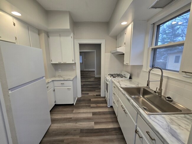 Building Photo - 907 N Busey Ave