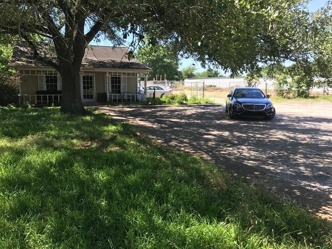 Foto del edificio - 13001 Emmett Rd
