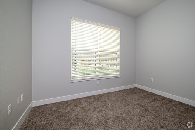 2BR, 2BA - 951SF - Primary Bedroom - Bend on Bluebonnet