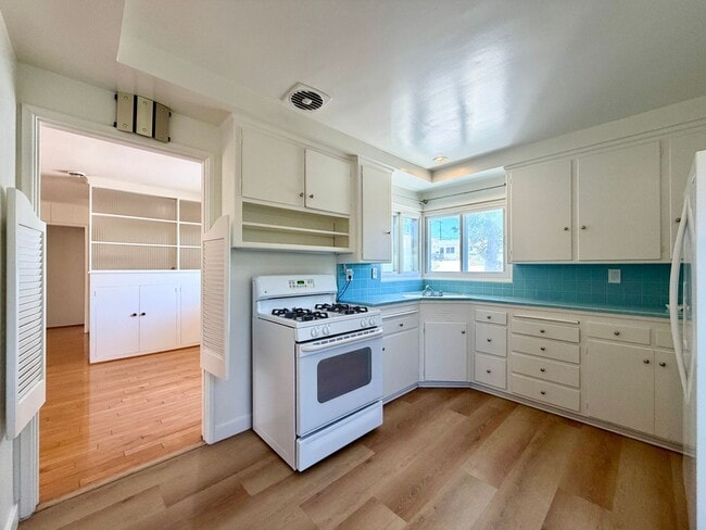 Building Photo - Charming 3 bedroom 2 bath townhouse