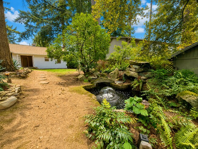 Foto del edificio - Sunlit Park-Like 1937 Shoreline Charmer in Lush Garden Oasis