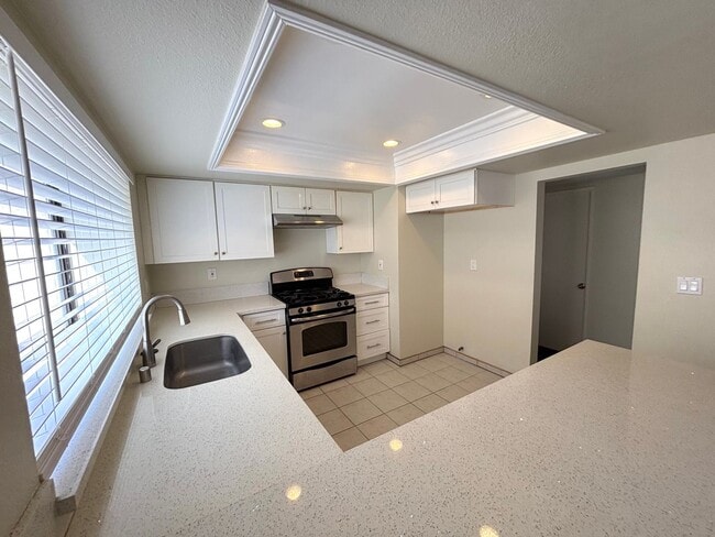 Building Photo - Turnkey 3 bedroom, 2.5 bathroom condo avai...