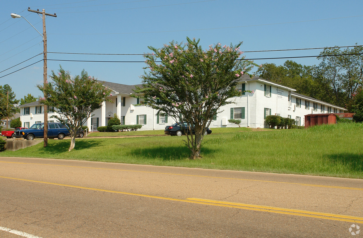 Primary Photo - Plantation Manor Apartments