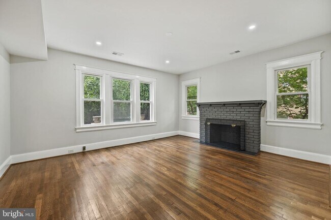 Foto del edificio - 3551 Hertford Pl NW
